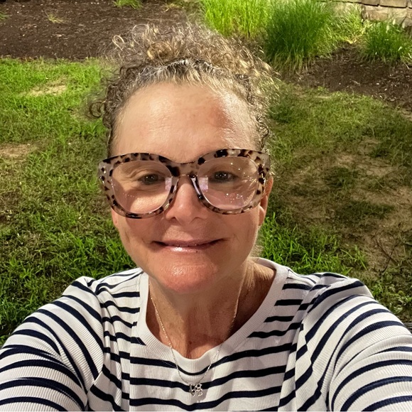 Meet your Posher, Deb🌻 - Picture 3 of 9